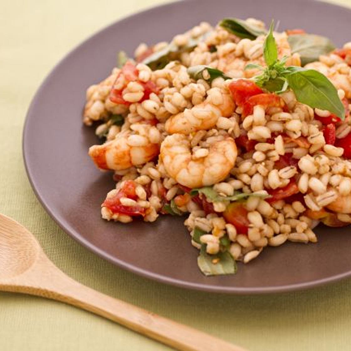 Insalata d'orzo con acciughe, gamberetti e pomodorini