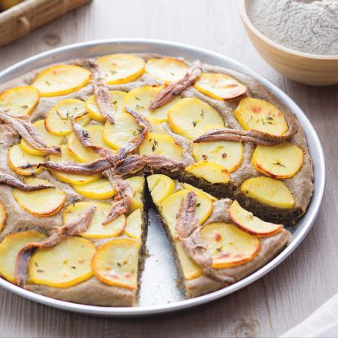 Focaccia di grano arso con patate e acciughe