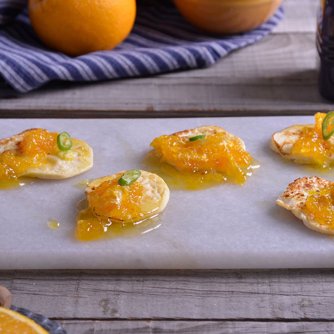 Tortitas de ricotta y huevo con mermelada de naranja