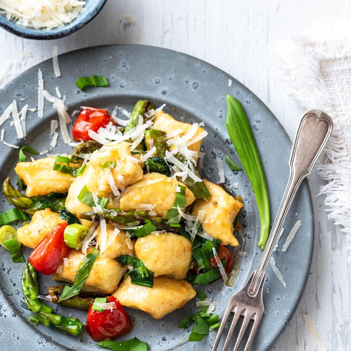Gnocchi mit Spargel, Bärlauch und Kirschtomaten