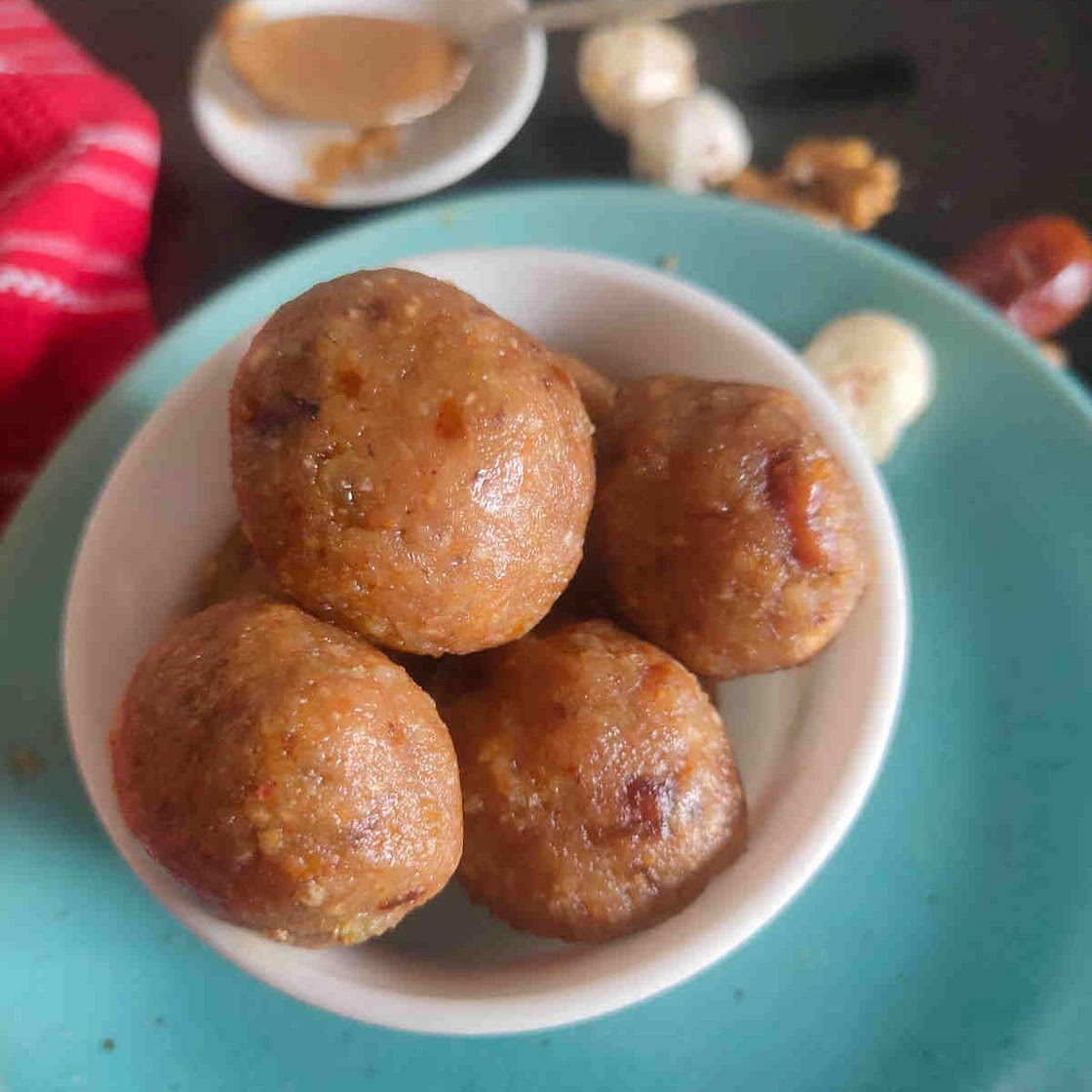 Easy Vegan Energy Balls Recipe- No Bake Granola Balls