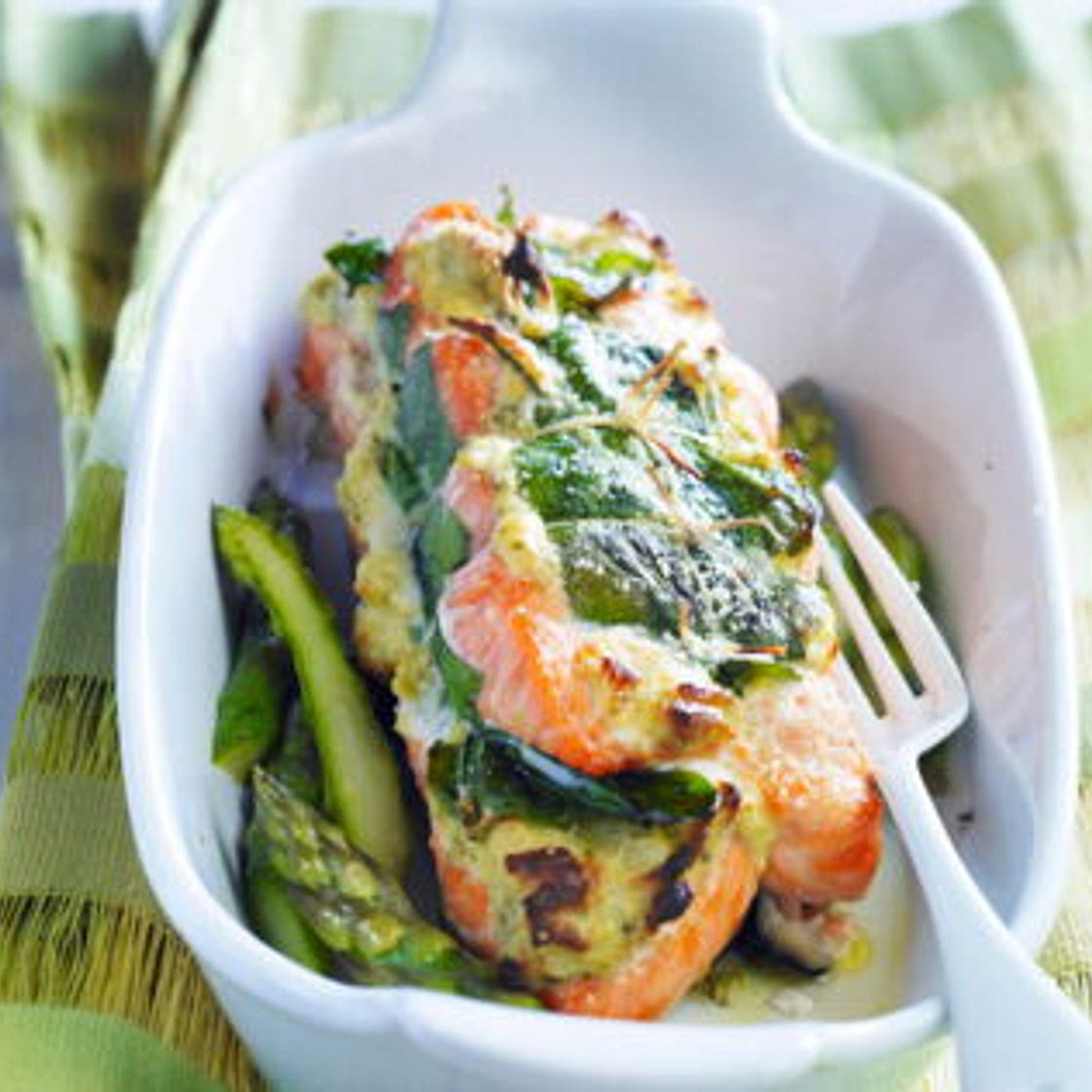 Rôti de saumon aux épinards et aux asperges