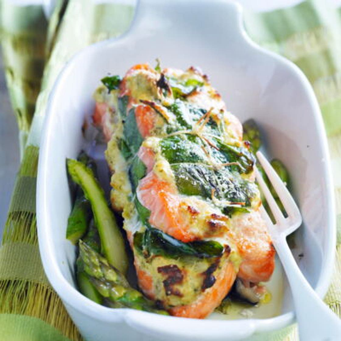 Rôti de saumon aux épinards et aux asperges