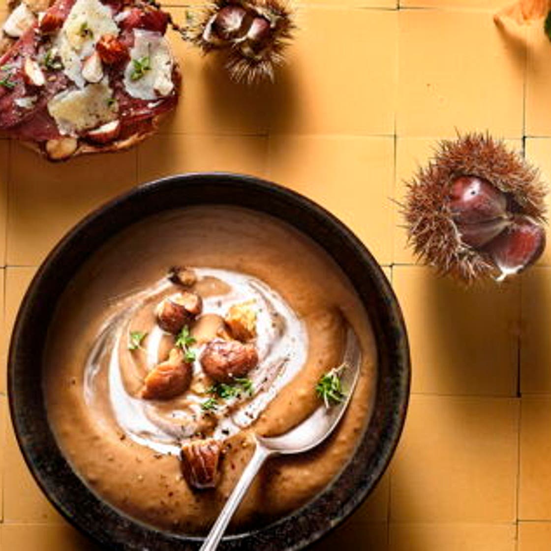 Velouté de châtaigne et tartines au magret et aux noisettes