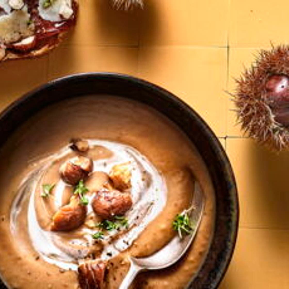 Velouté de châtaigne et tartines au magret et aux noisettes