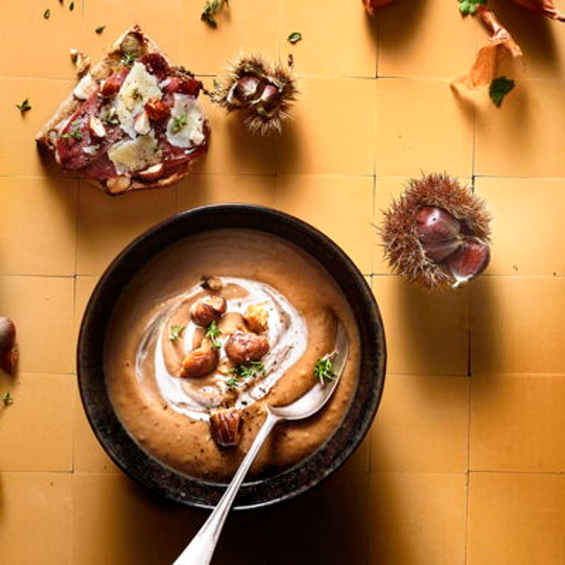 Velouté de châtaigne et tartines au magret et aux noisettes