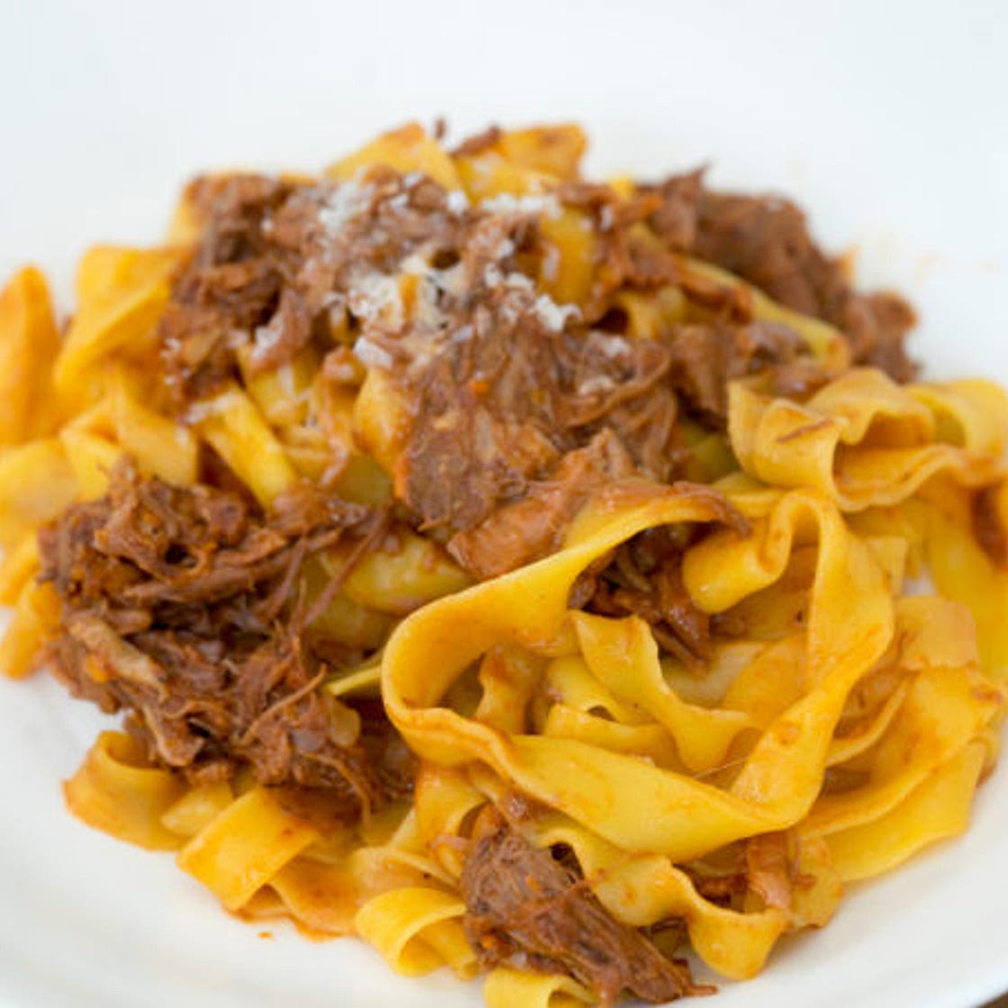 Pappardelle con ragú di costine di manzo (pappardelle with beef short rib ragú)