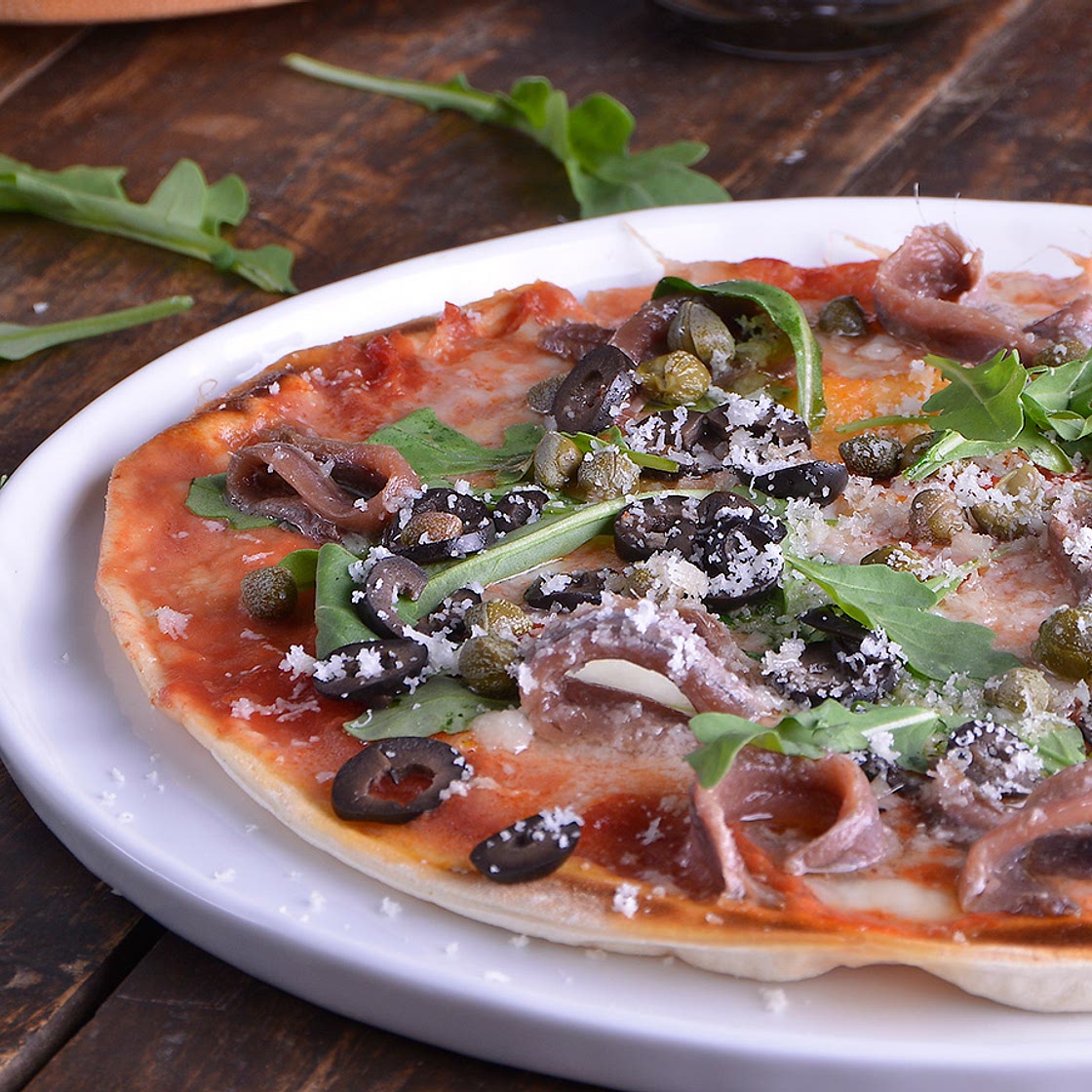 Pizza de alcaparras tomate y anchoas