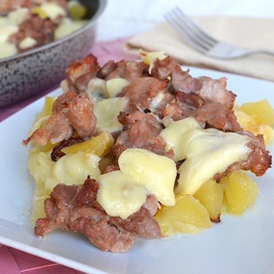 Patate con salsiccia e scamorza