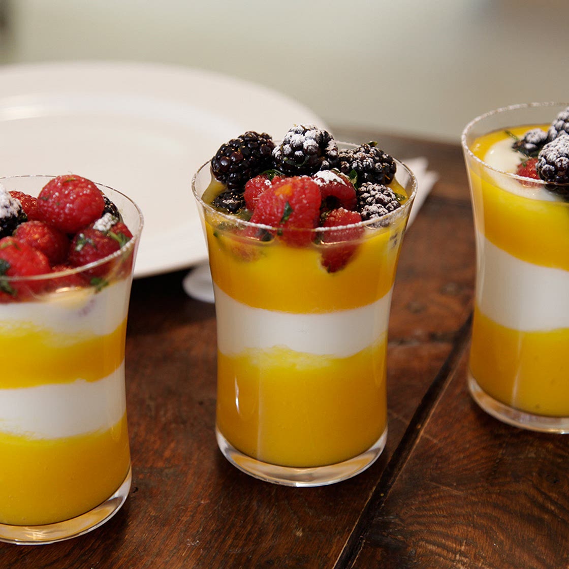 Postre helado de mango saludable (Healthy mango sundae with macerated berries)