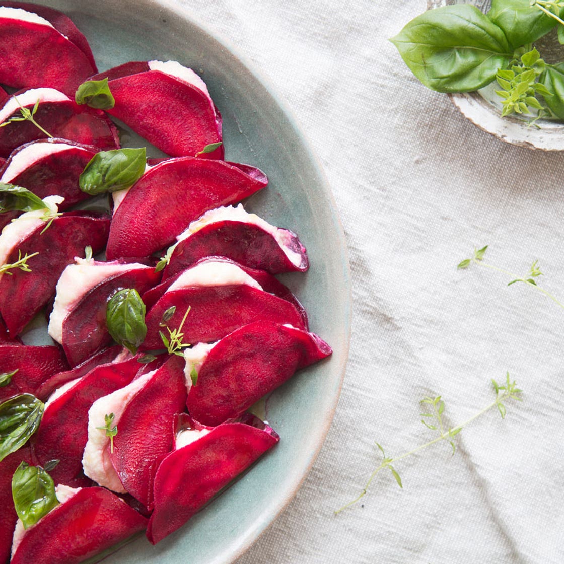 Raviolis de remolacha rellenos de nata de trufa blanca