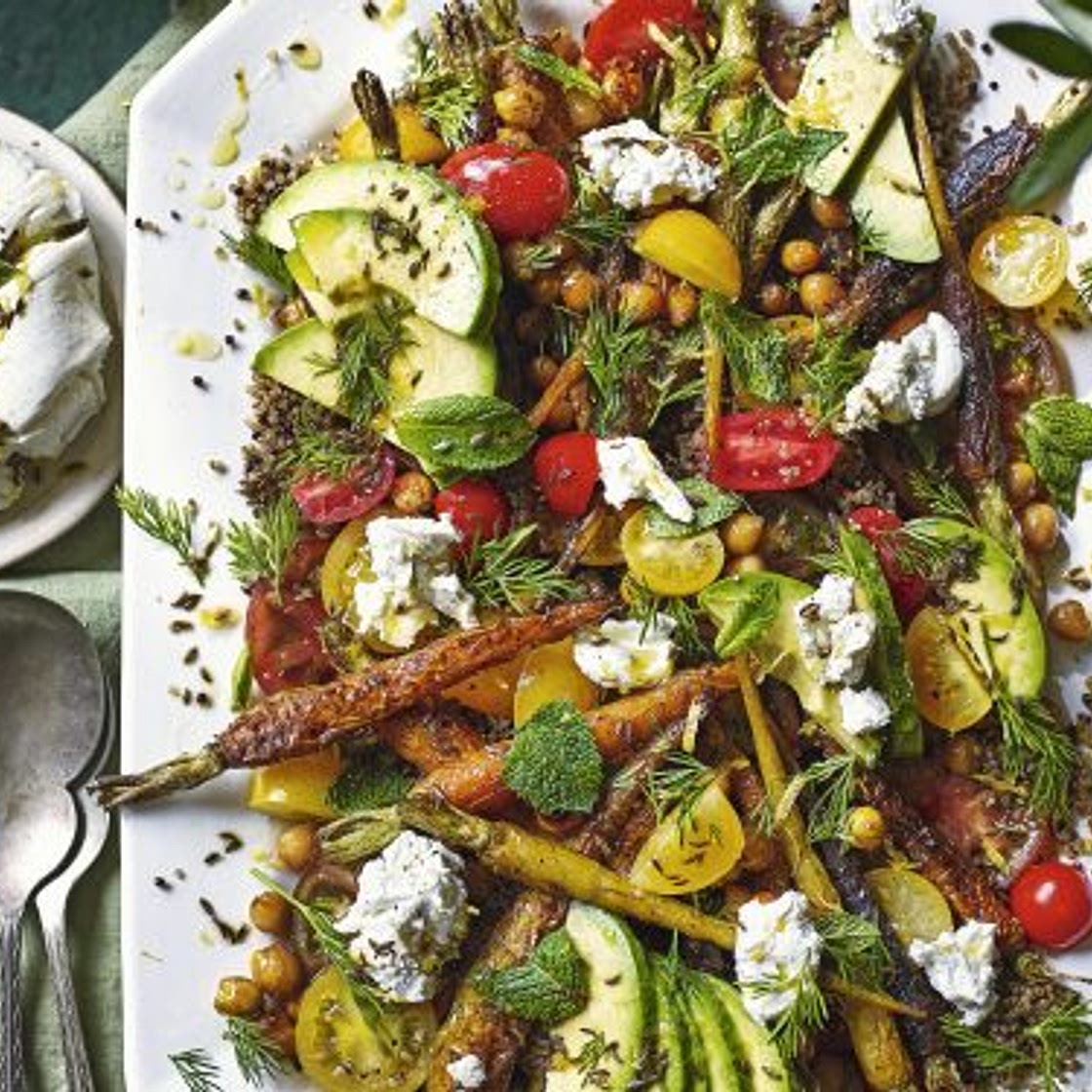 wortel-kikkererwtensalade met karwijzaaddressing en labne