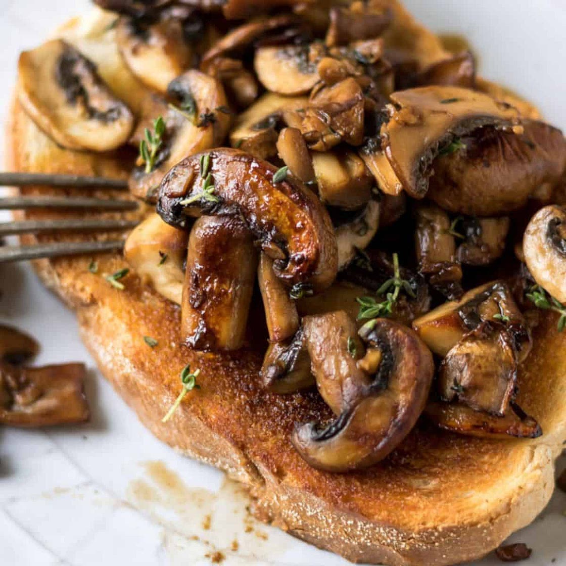 Mushrooms on Toast with Garlic and Thyme