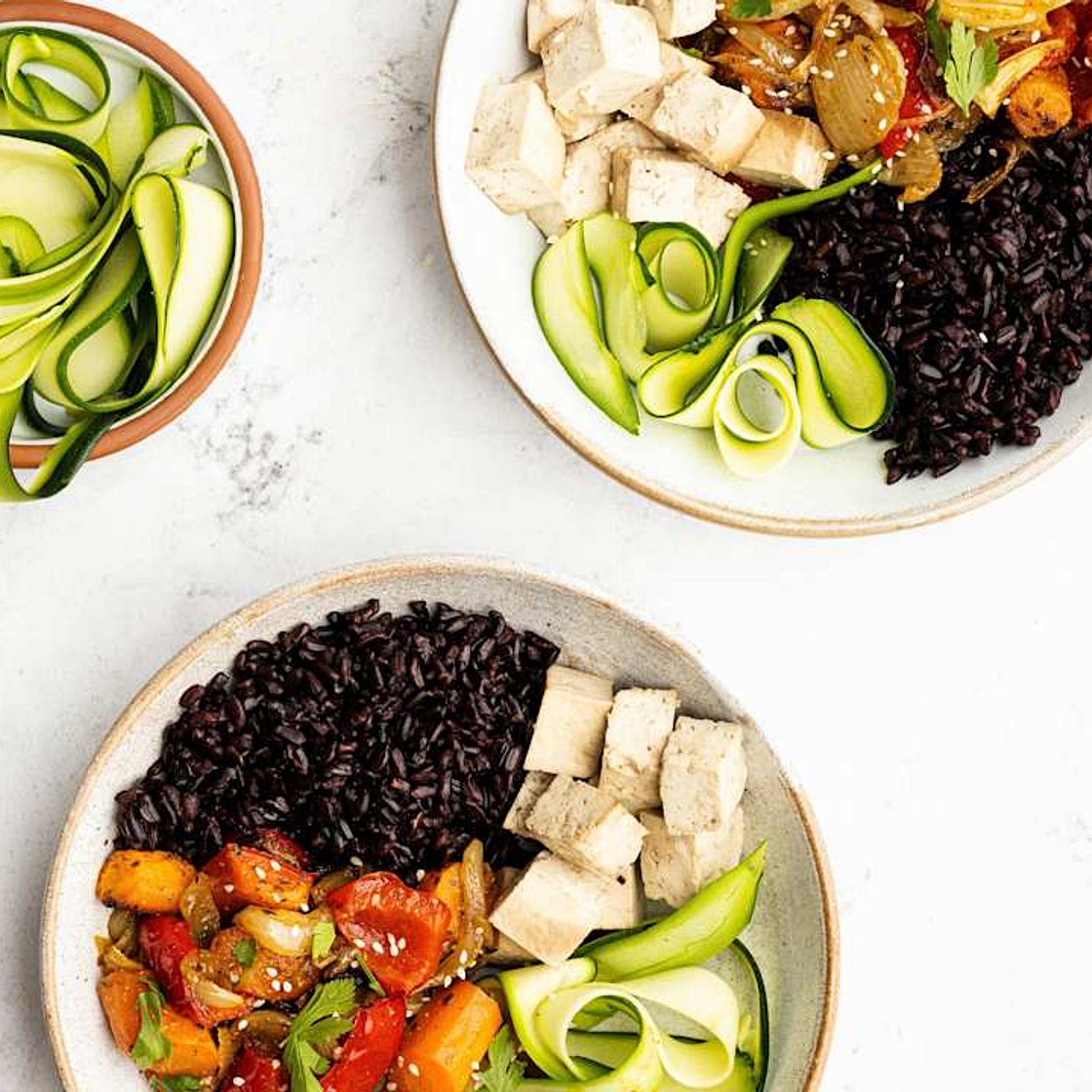 Legumes assados com arroz preto e tofu marinado