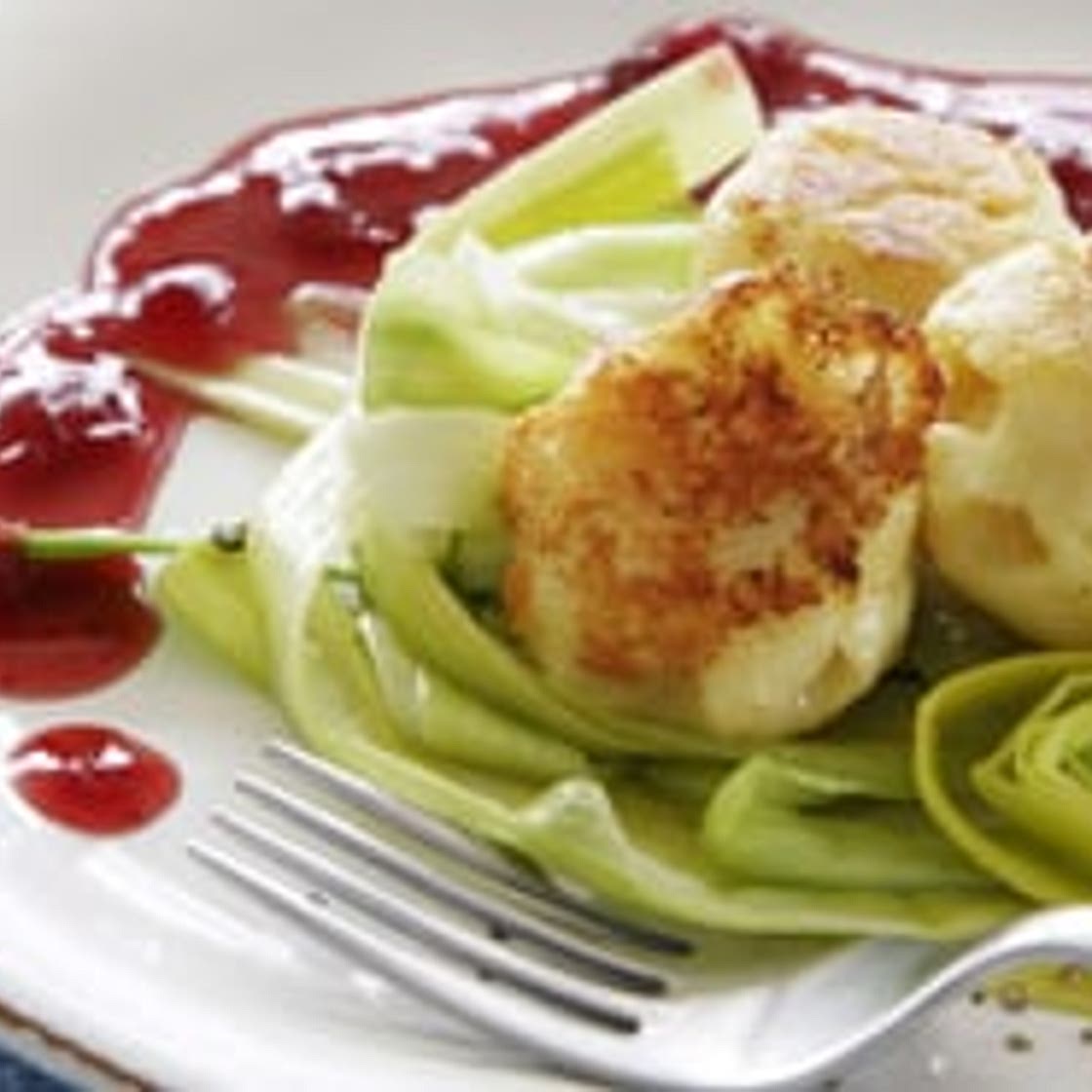 Kartoffel-Käse-Knödel auf Preiselbeersauce