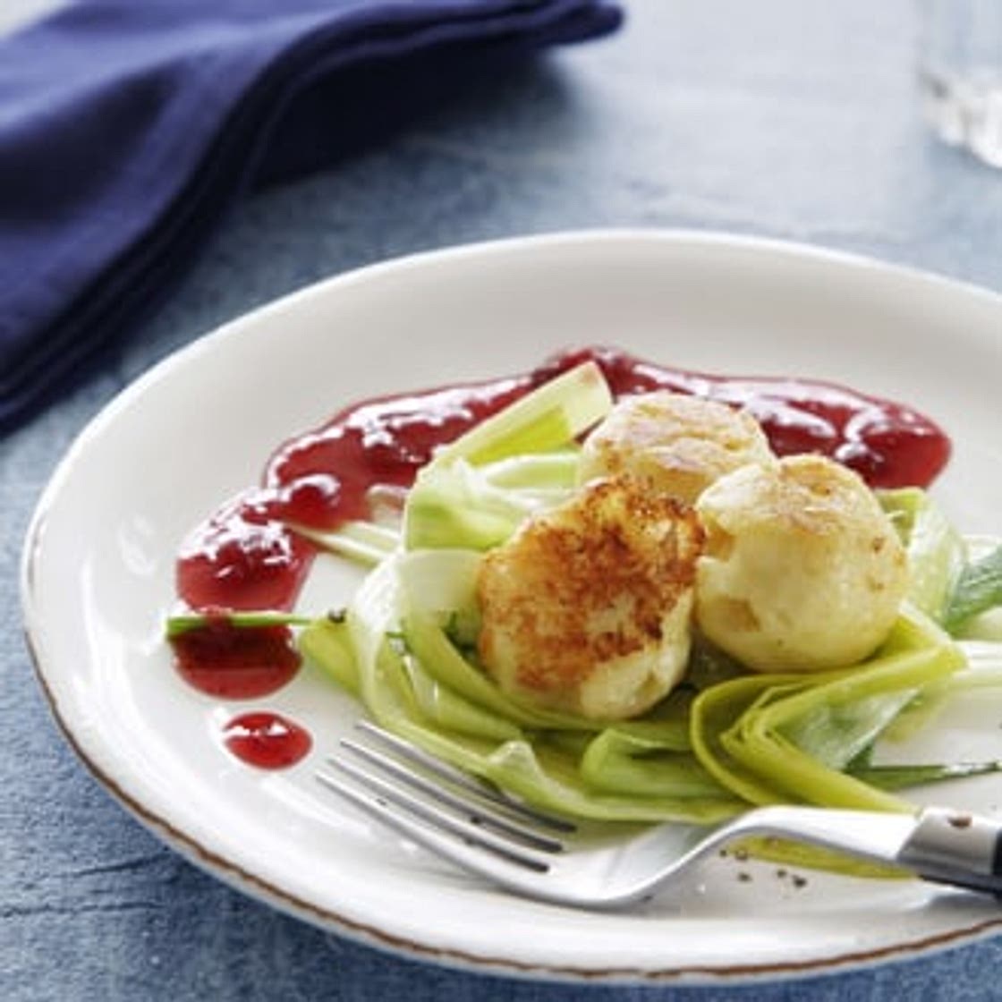 Kartoffel-Käse-Knödel auf Preiselbeersauce