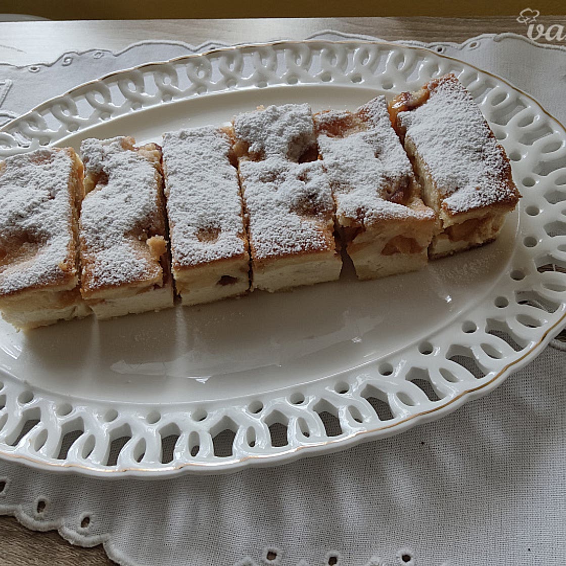 Hrnčekový koláč s kyslou smotanou a ovocím (fotorecept)