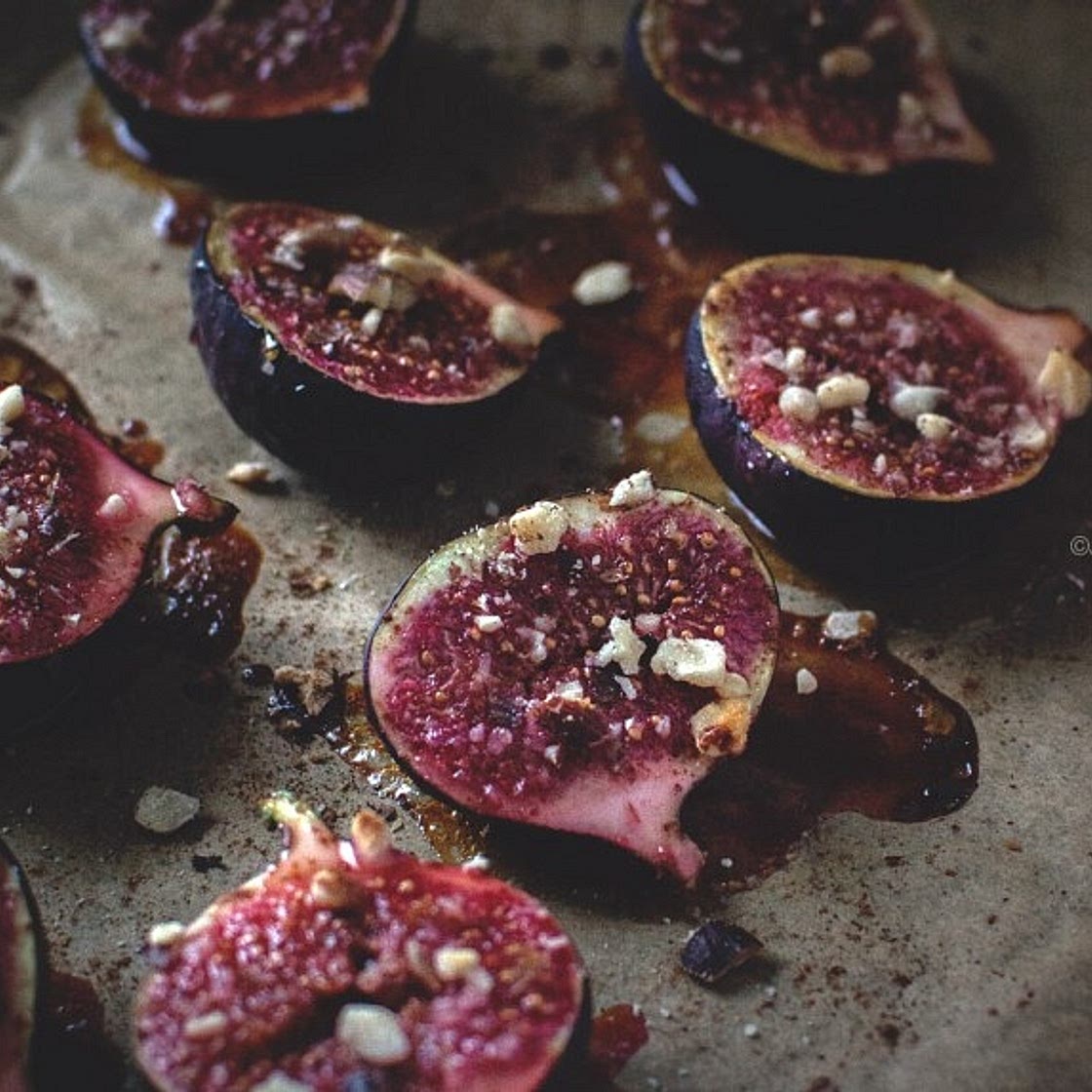 Figues rôties au miel, noisettes et cannelle