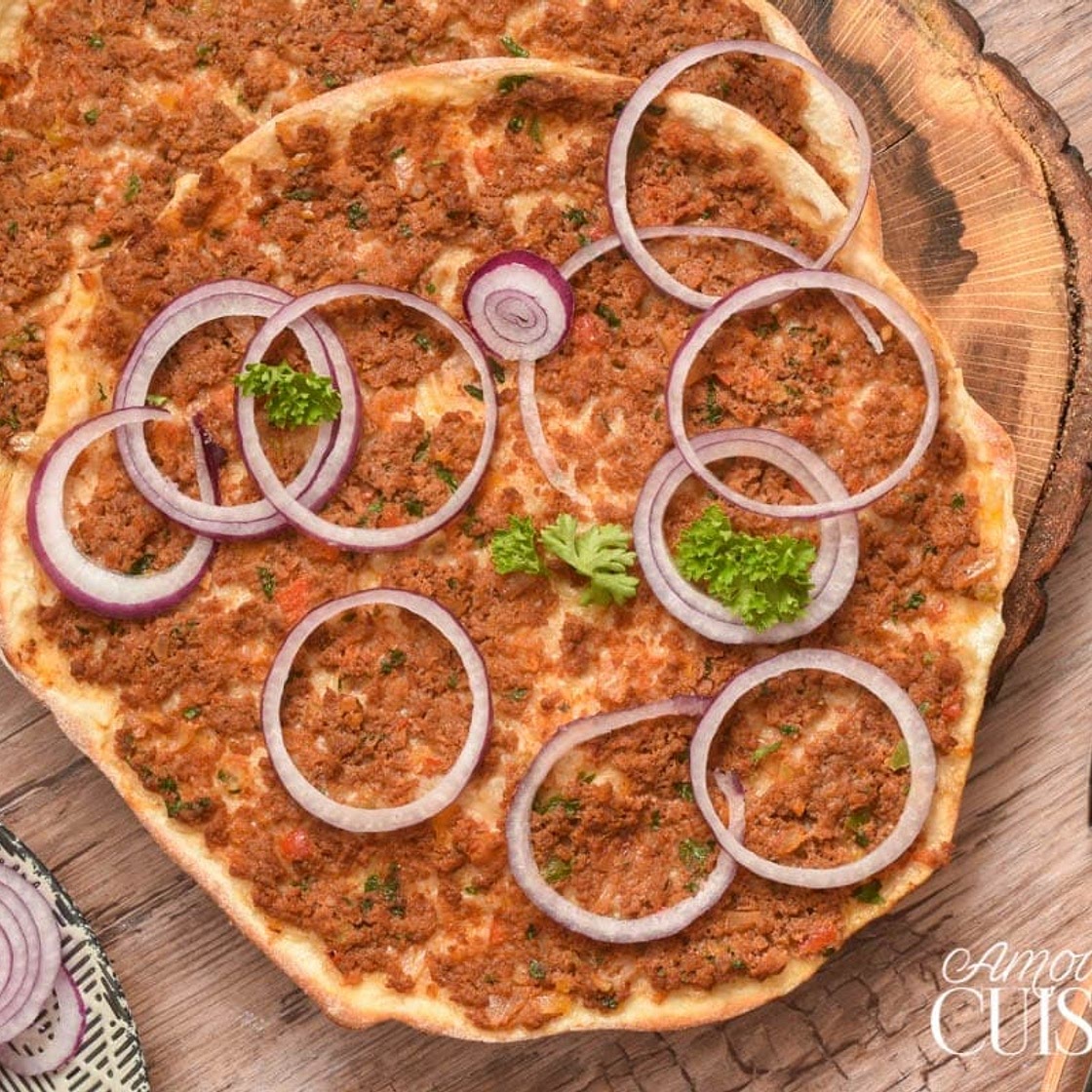 Lahmacun à la poêle, la pizza turque à la viande hachée