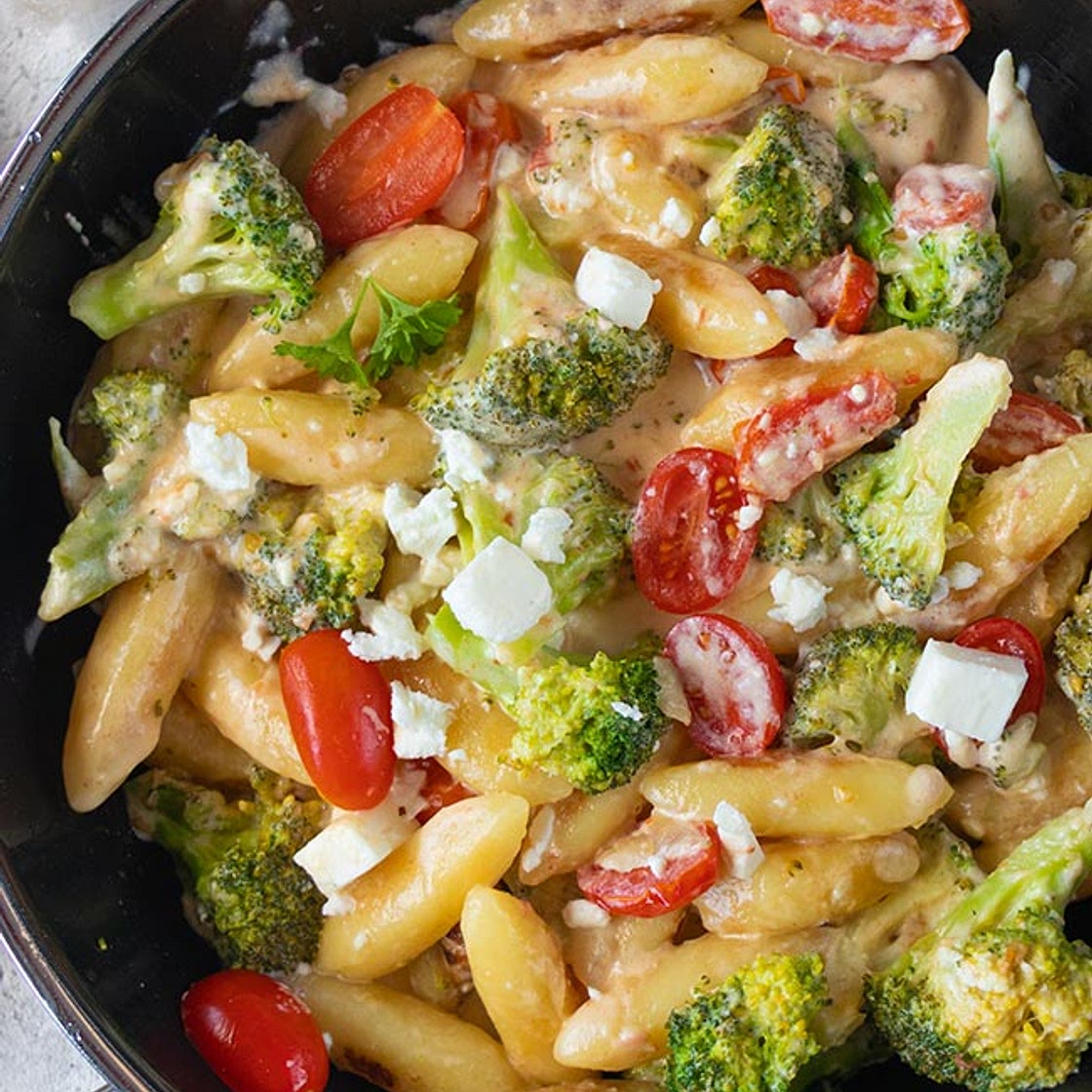 Schupfnudelpfanne mit Brokkoli, Feta und Tomaten