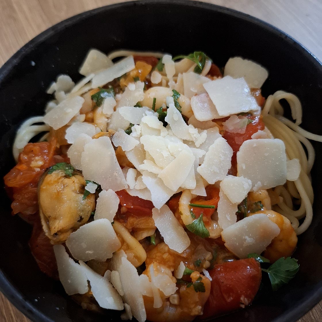 Spaghetti allo Scoglio (Italian Seafood Pasta Recipe)