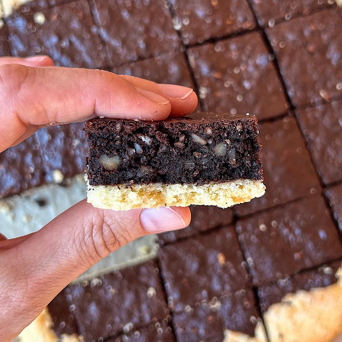 TORTA NERA 📌 Ingredienti (stampo da 24 cm) 👉 per il ripieno: 200 g mandorle pelate e tostate 20 g caffè in polvere 4 uova 140 g zucchero 75 g burro 1 buccia di limone grattugiata mezzo bicchiere Sassolino 70 g cacao amaro in polvere 30 g cacao zuccherato