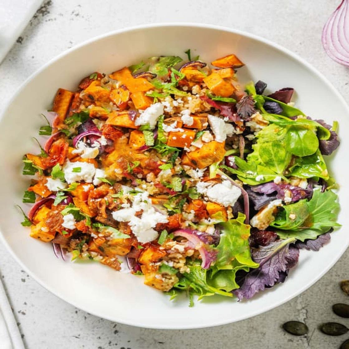 Salade arc-en-ciel boulgour & légumes rôtis avec des raisins secs, du cumin & du fromage