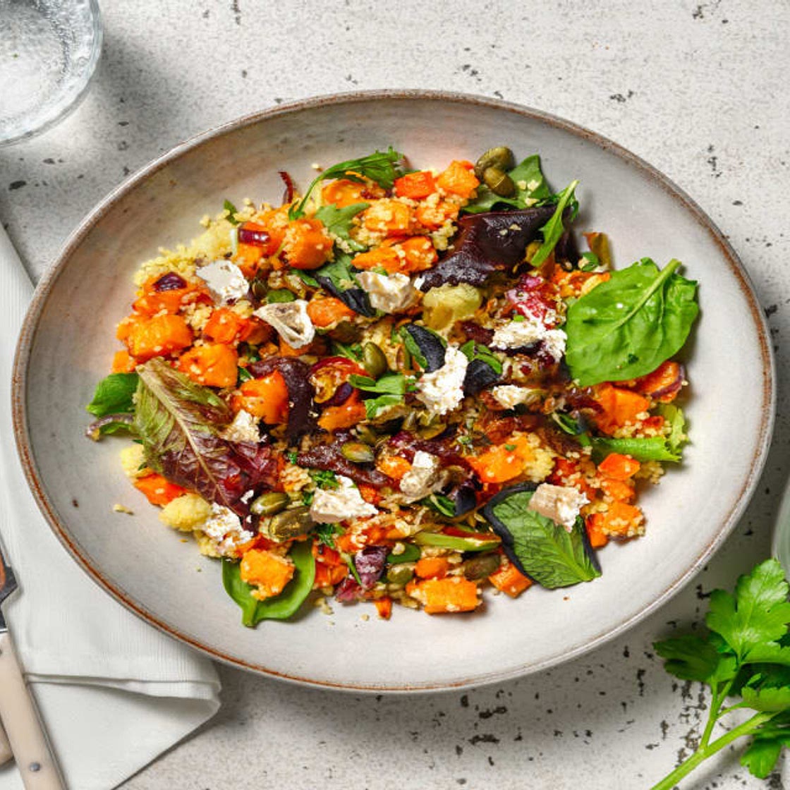 Salade orientale de boulgour & légumes rôtis avec des raisins secs & du fromage frais
