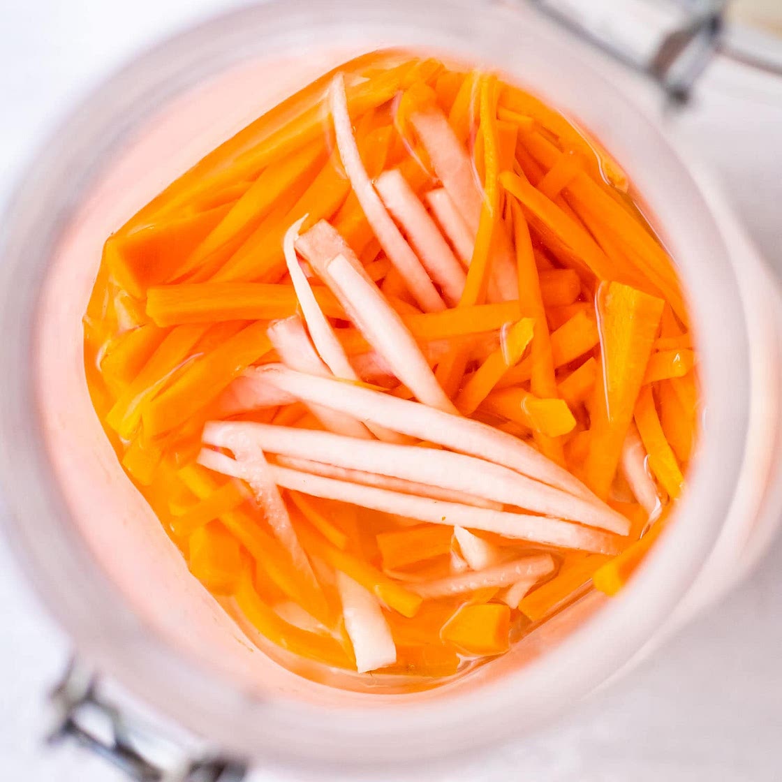 Traditional Vietnamese Pickled Carrots and Daikon (Do Chua)