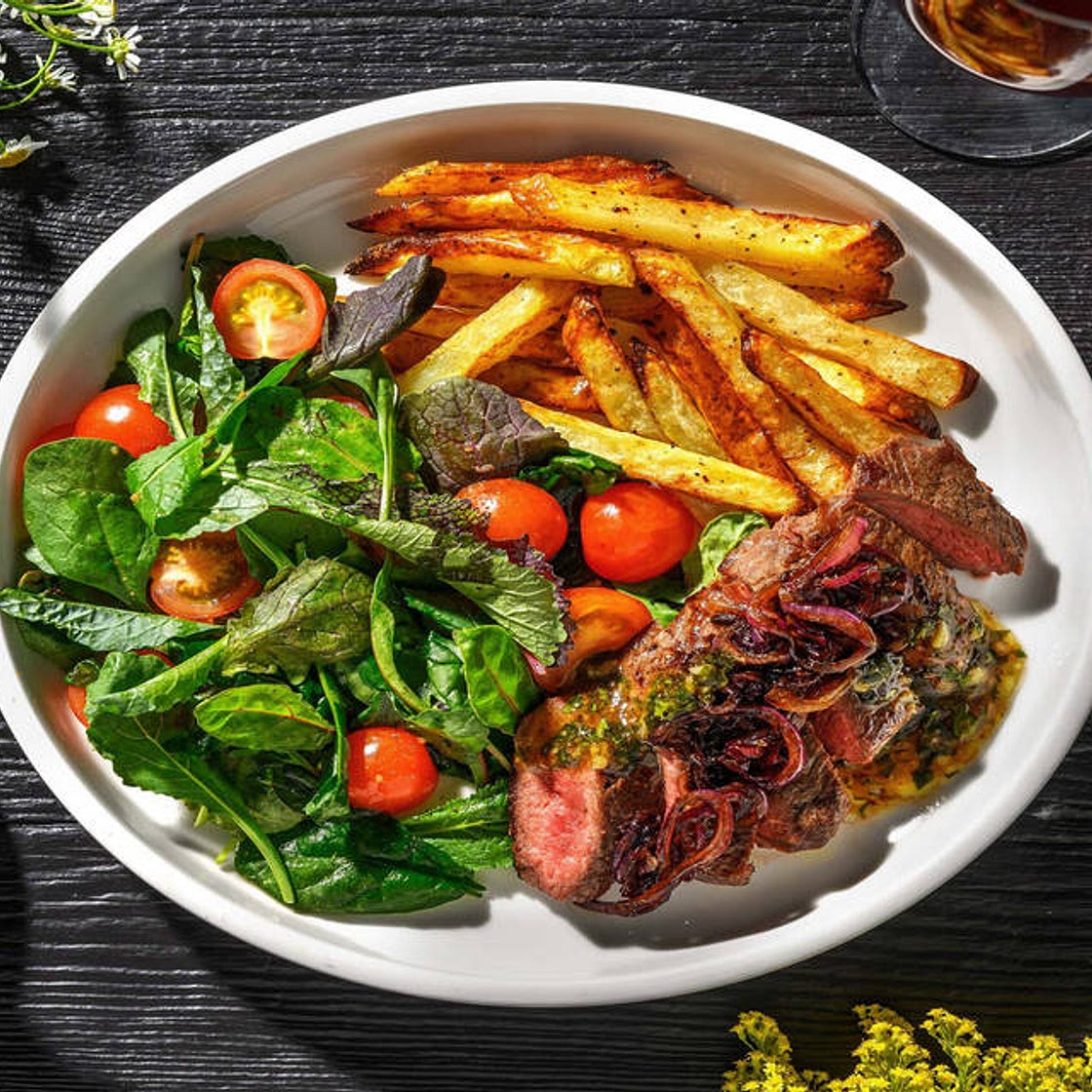 Feines Rinderhüftsteak mit Cowboy-Butter-Soße dazu Ofenkartoffeln und Salat mit Kirschtomaten