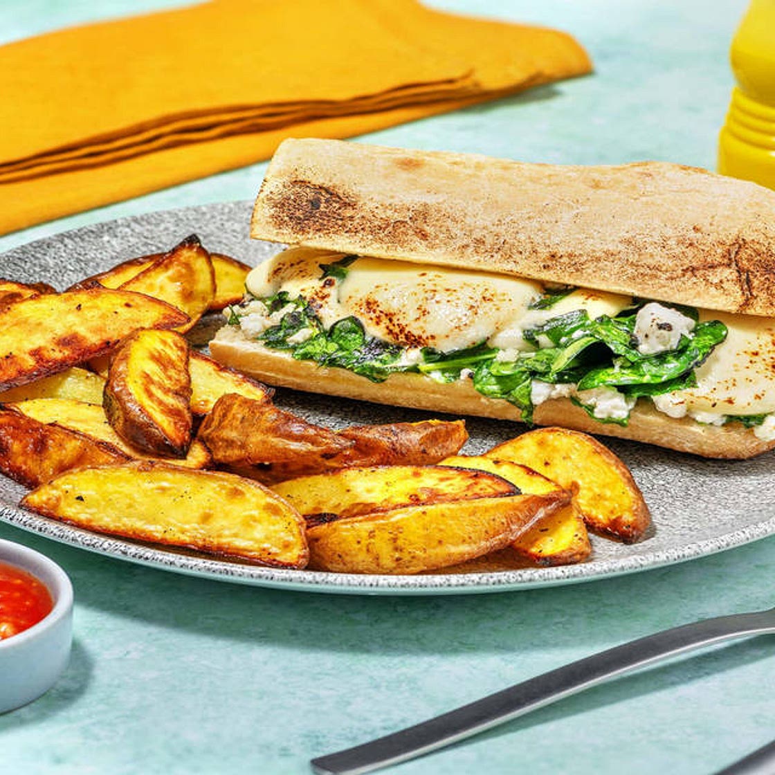 Cheesy Spinach Melt! mit knusprigen Kartoffelspalten, dazu tomatiger Dip