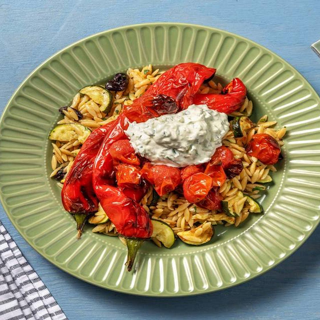 Kritharaki! Orzonudeln mit gerösteter Spitzaprika Zucchini und Oliven, dazu veganes Zaziki