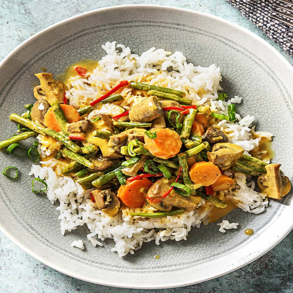 Veganes gelbes Kokoscurry mit Bohnen Champignons und Chili auf Jasminreis