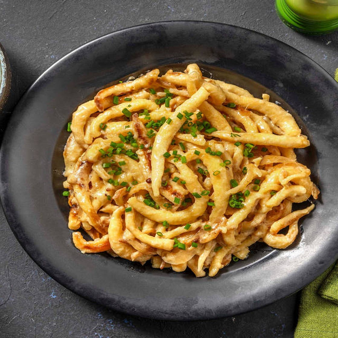 Cremige Spätzlepfanne mit Schmelzzwiebeln und Gurken-Radieschen-Salat