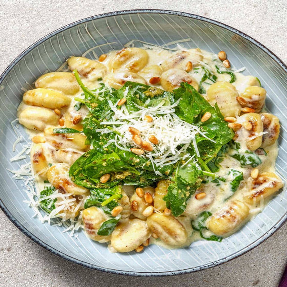 Herzhafte Gnocchi-Pfanne mit mariniertem Babyspinat und Pinienkernen