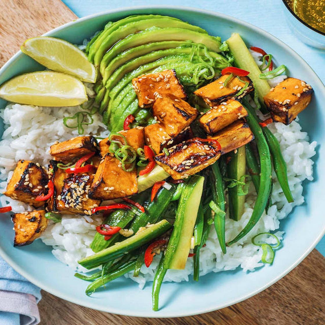 Vegane Bowl mit Sesam-Süßkartoffel scharfen Buschbohnen, Avocado und Asia-Dressing