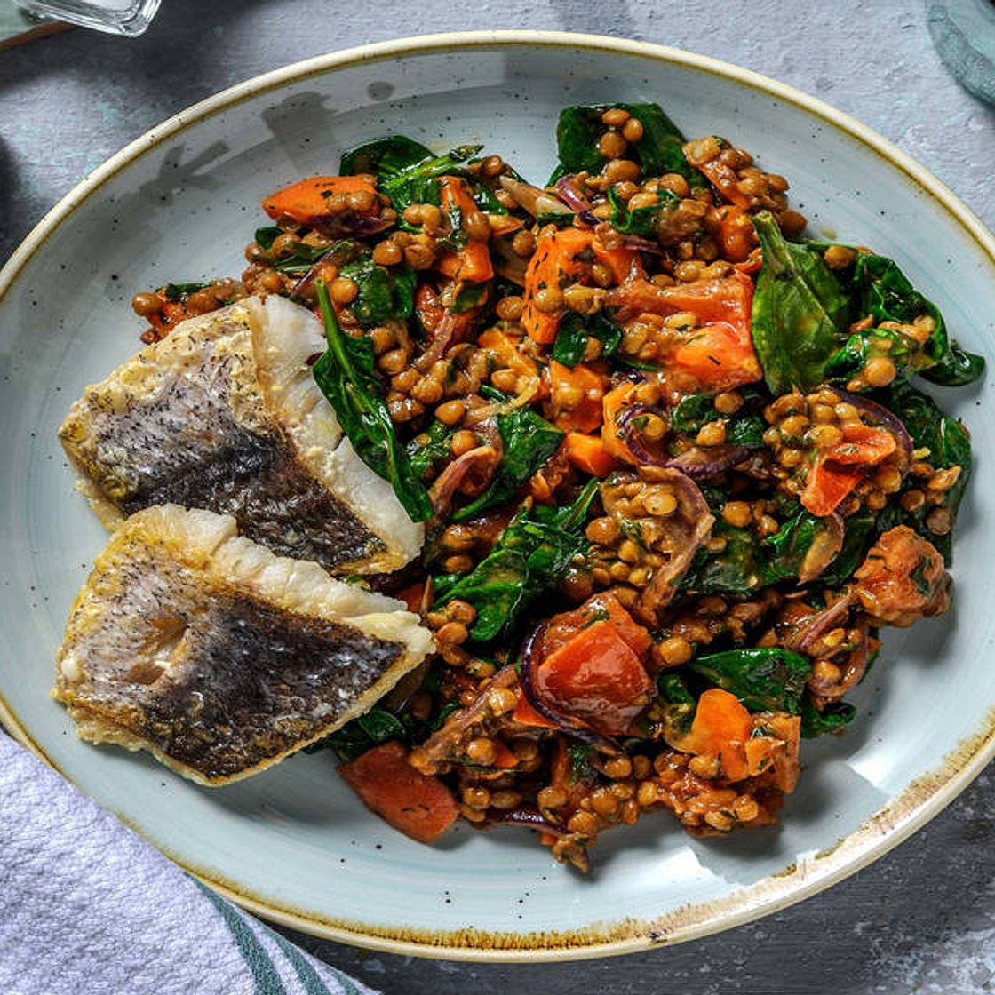 Gebratener Seehecht auf Balsamico-Linsen mit Karotte, Tomate und Babyspinat