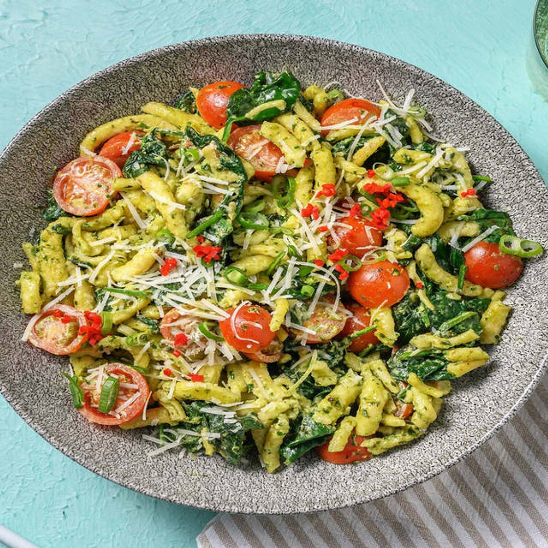 Italienische Spätzlepfanne mit cremiger Pestosoße, Babyspinat und Kirschtomaten