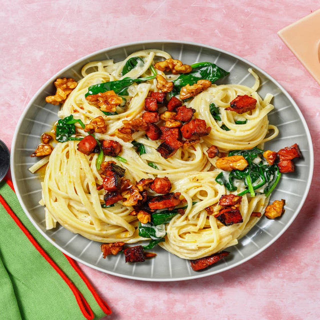 Linguine chorizo & crème à l'espagnole avec des noix & des épinards