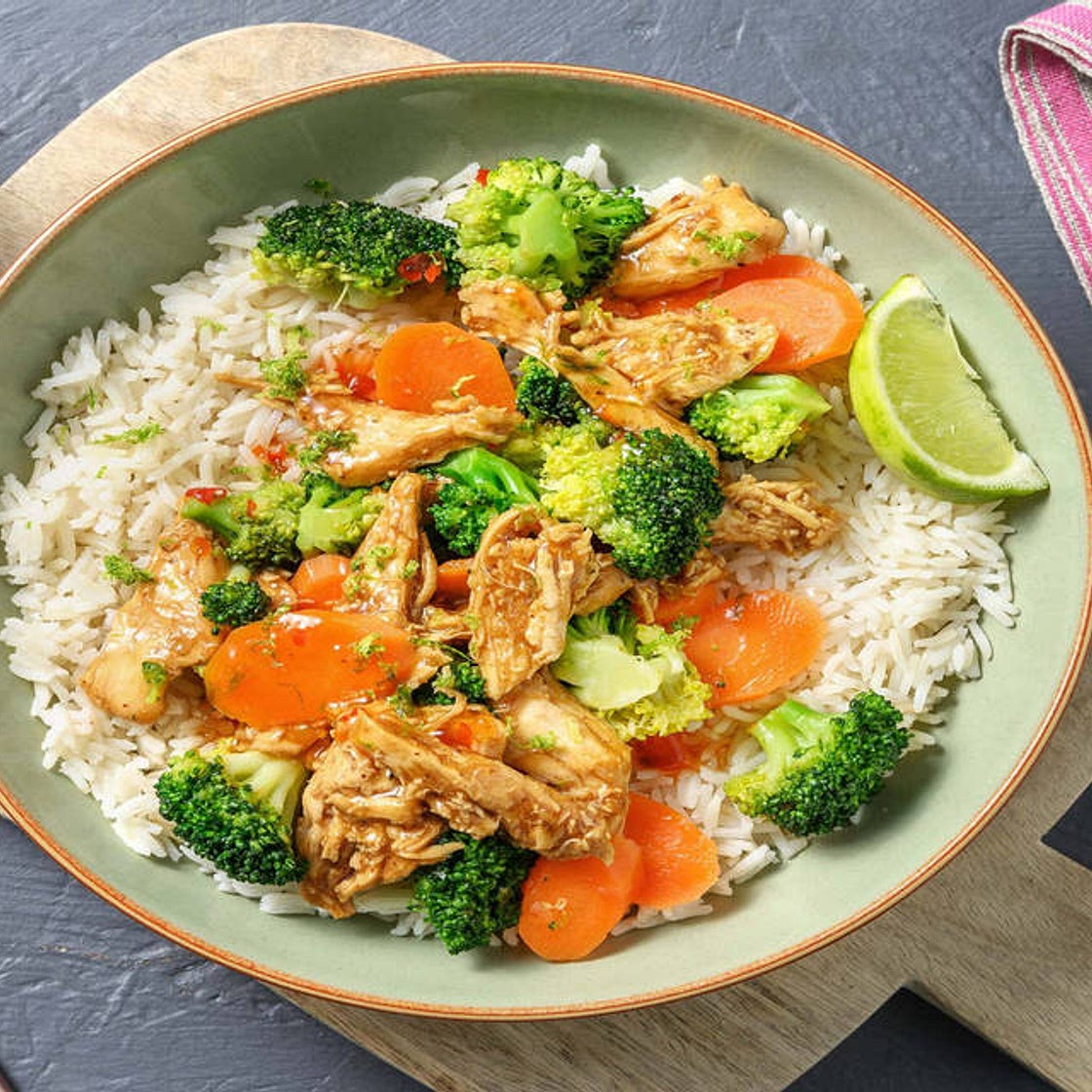 Bowl mit Pulled Chicken Hoisin-Style dazu süßes Chili-Gemüse und Limetten-Reis