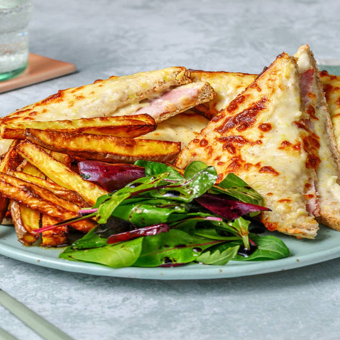 Croque jambon & béchamel-poireau façon bistrot avec des frites croustillantes maison