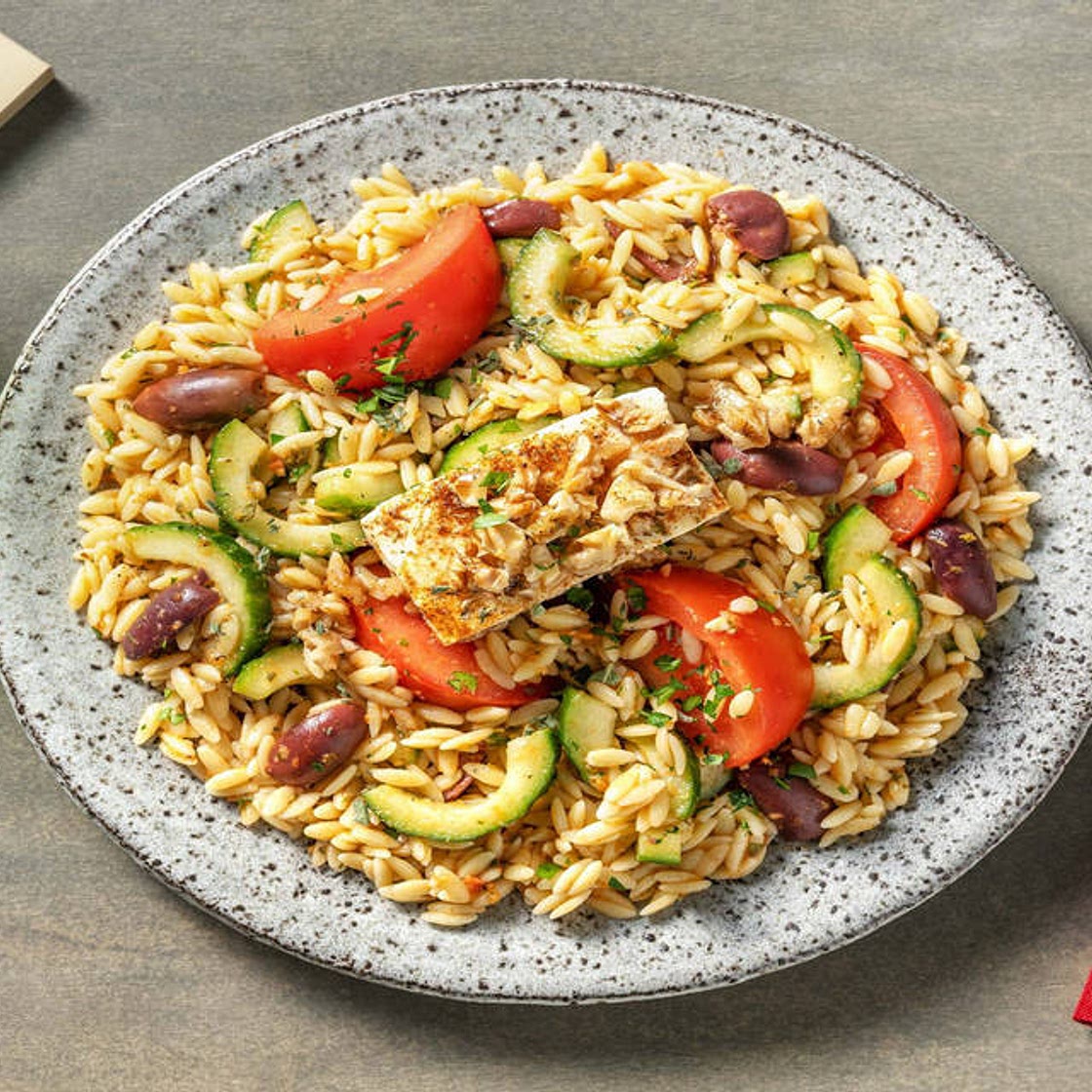 Griechischer Orzo-Salat mit Kalamata-Oliven dazu gebackener Hirtenkäse mit Honig-Walnuss-Haube