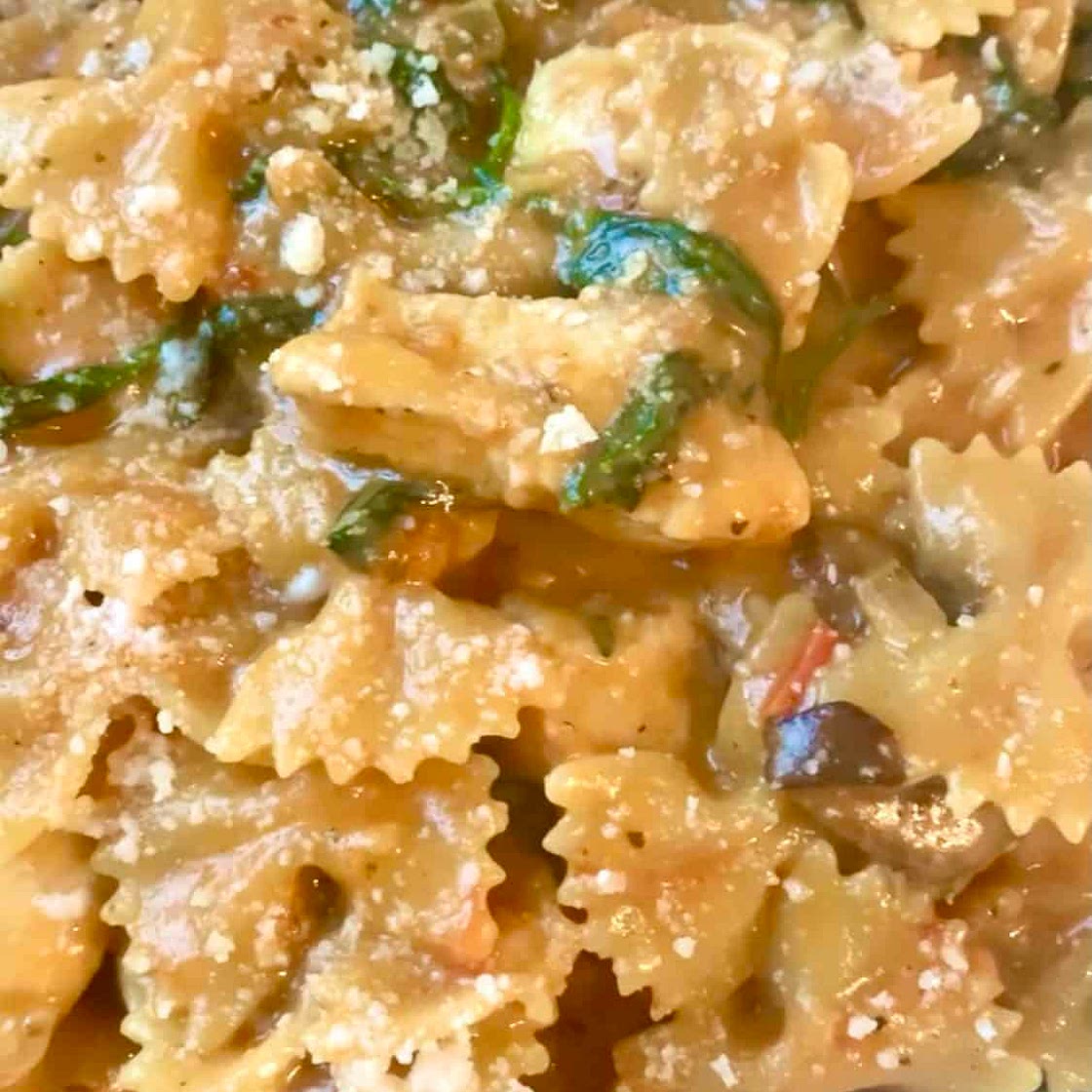 One Pot Pasta with Chicken, Spinach, Mushrooms, and Tomato