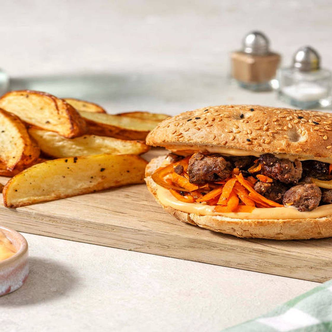 Korean Beef Sandwich mit Karotten dazu Ofenkartoffeln und Sweet-Chili-Mayo