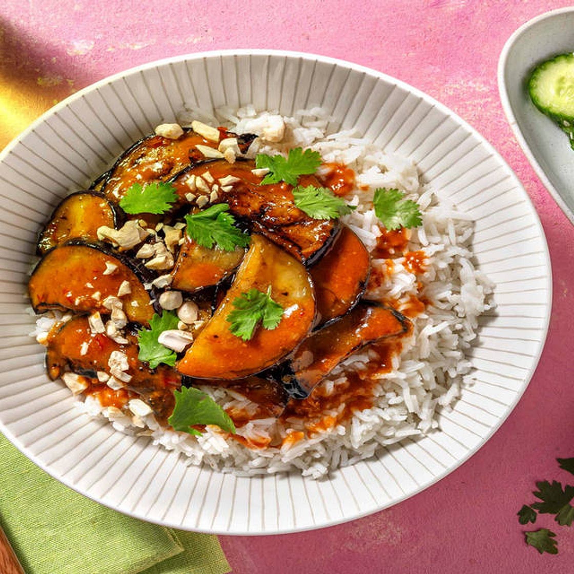 Aubergine sautée & sauce chili-cacahuètes avec du riz à la citronnelle & de la coriandre