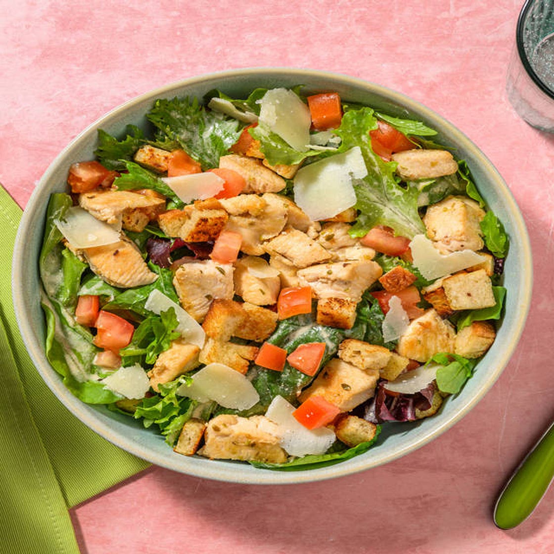 Salade fraîcheur au poulet poêlé & parmesan avec des croûtons à l'ail & une sauce yaourt