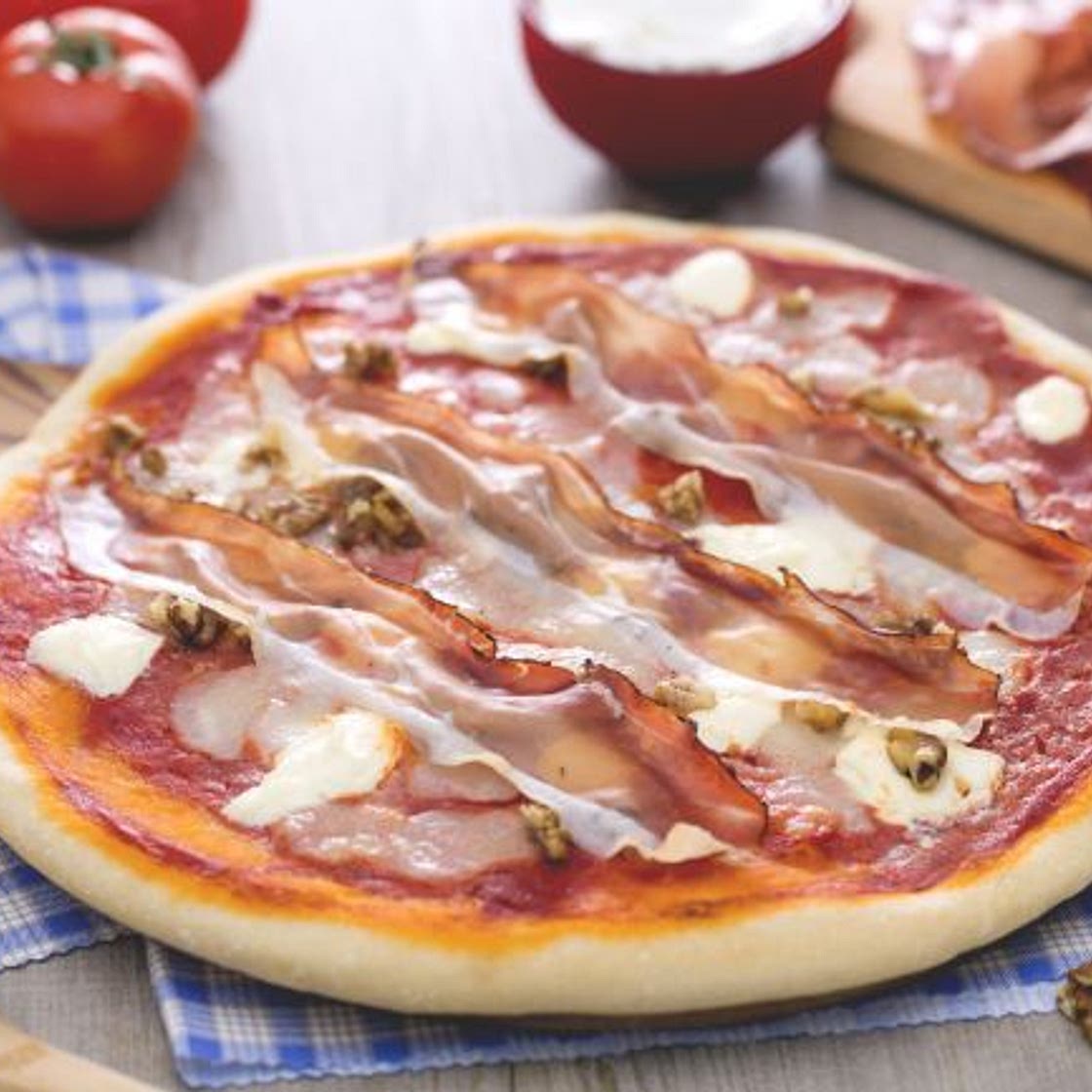 Pizza mascarpone speck e noci