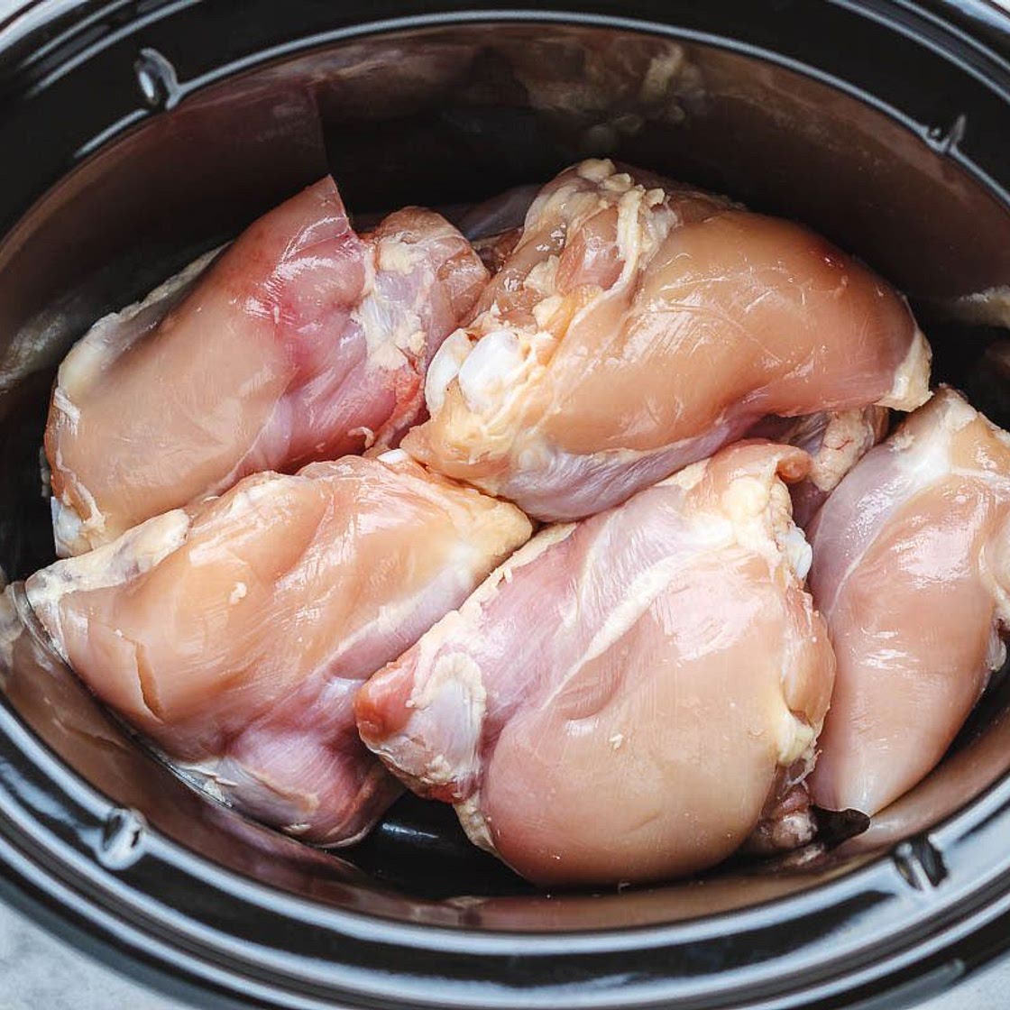 CrockPot Tuscan Garlic Chicken Thighs With Spinach and Sun-Dried Tomatoes