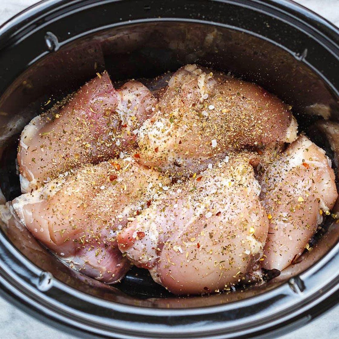 CrockPot Tuscan Garlic Chicken Thighs With Spinach and Sun-Dried Tomatoes