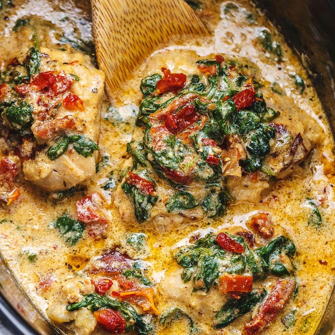 CrockPot Tuscan Garlic Chicken Thighs With Spinach and Sun-Dried Tomatoes